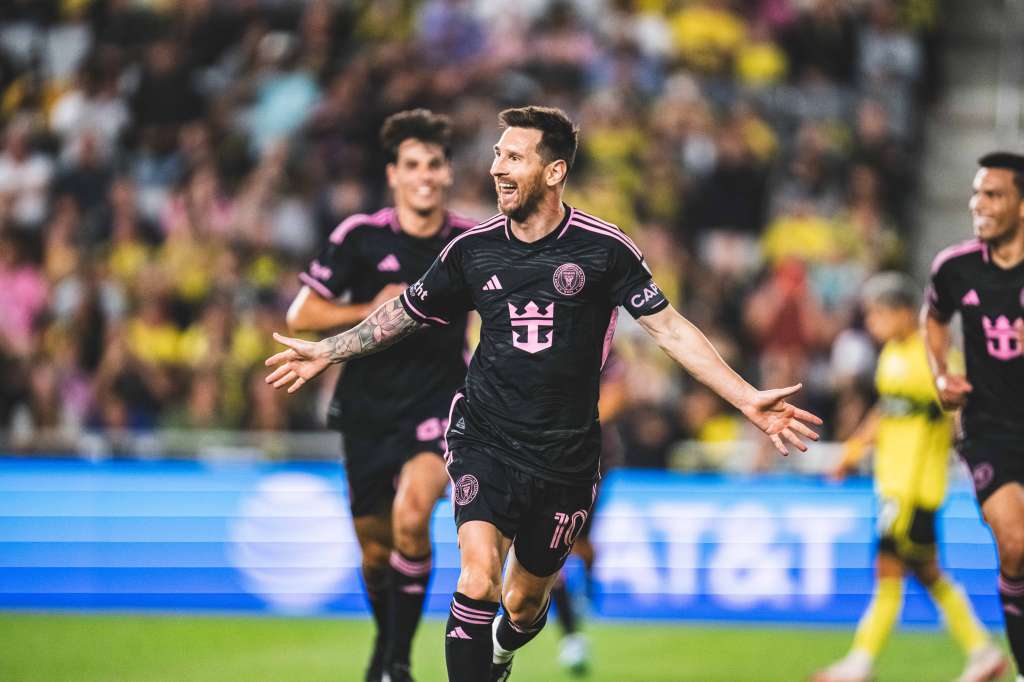 AME4404. MISMI (ESTADOS UNIDOS), 02/10/2024.- Fotografía cedida por Inter Miami CF del futbolista Lionel Messi celebrando un gol ante Columbus Crew durante un partido del MLS Supporters' Shield, este miércoles en Miami (Estados Unidos). Messi, que conquistó este miércoles el MLS Supporters' Shield con el Inter Miami, se mostró muy satisfecho por lograr este título pero indicó que ya está pensando en su próximo reto: el 'playoff' de la MLS y la lucha por la MLS Cup. EFE/ Inter Miami Cf / SOLO USO EDITORIAL/ SOLO DISPONIBLE PARA ILUSTRAR LA NOTICIA QUE ACOMPAÑA (CRÉDITO OBLIGATORIO)