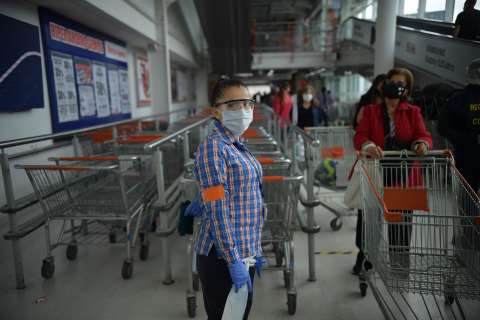 Conozca las vacantes para trabajar en Alkosto, Ara y Éxito