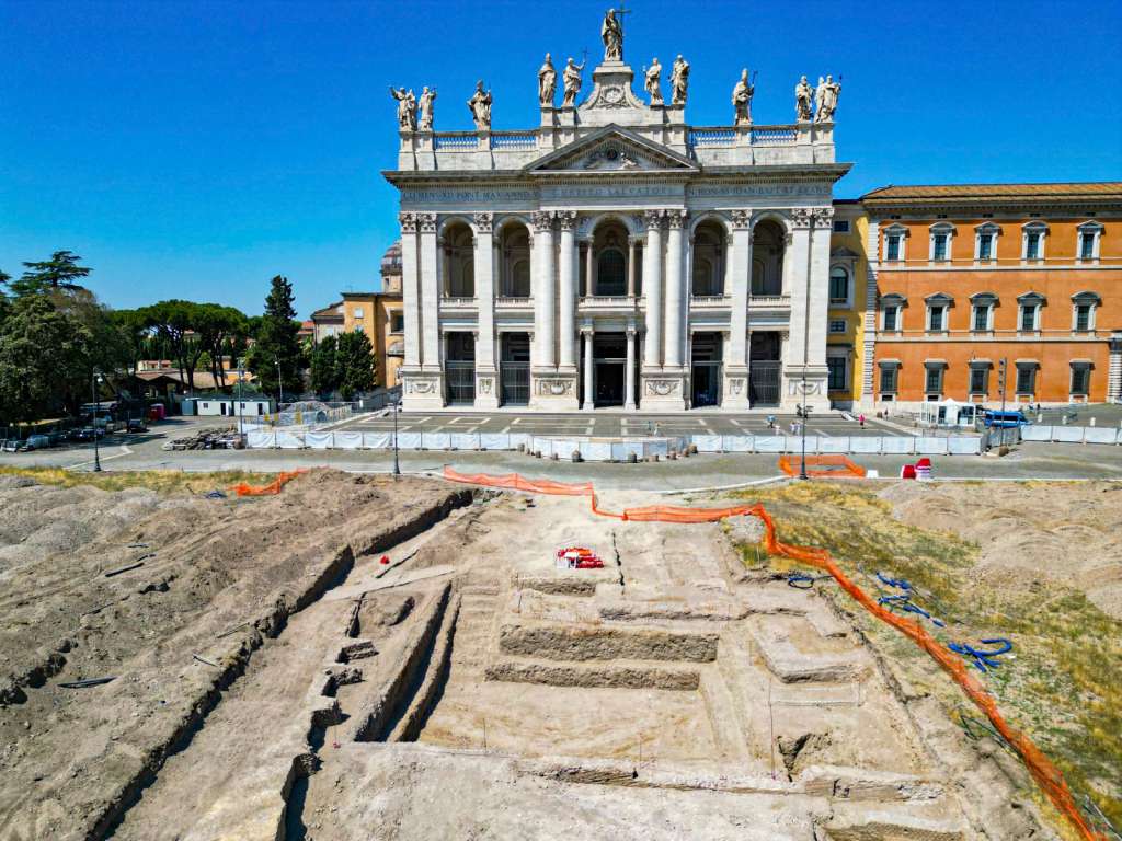 ROMA, 17/07/2024.- Las obras que se llevan a cabo en la explanada frente a la basílica de San Juan de Letrán en Roma, antigua sede de los papas, han permitido encontrar restos de una estructura medieval, cuya construcción ha sido datada en el siglo IX, que servía como residencia o muro de protección, informó este miércoles el Ministerio de Cultura italiano. EFE/ Ministerio de Cultura de Italia/SOLO USO EDITORIAL/SOLO DISPONIBLE PARA ILUSTRAR LA NOTICIA QUE ACOMPAÑA (CRÉDITO OBLIGATORIO)