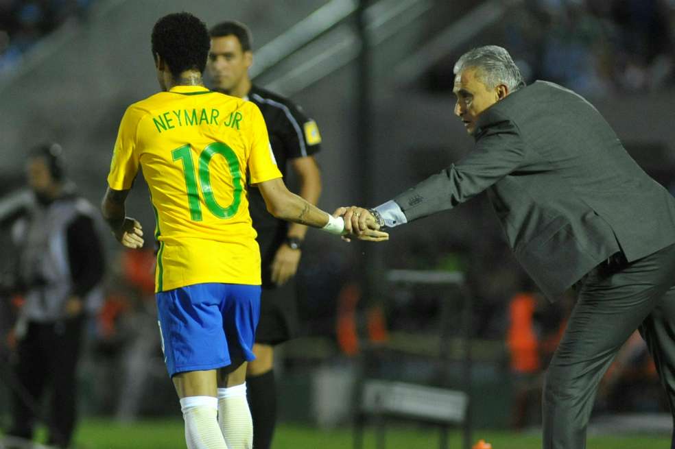 Tite junto a su jugador estrella, Neymar / AFP