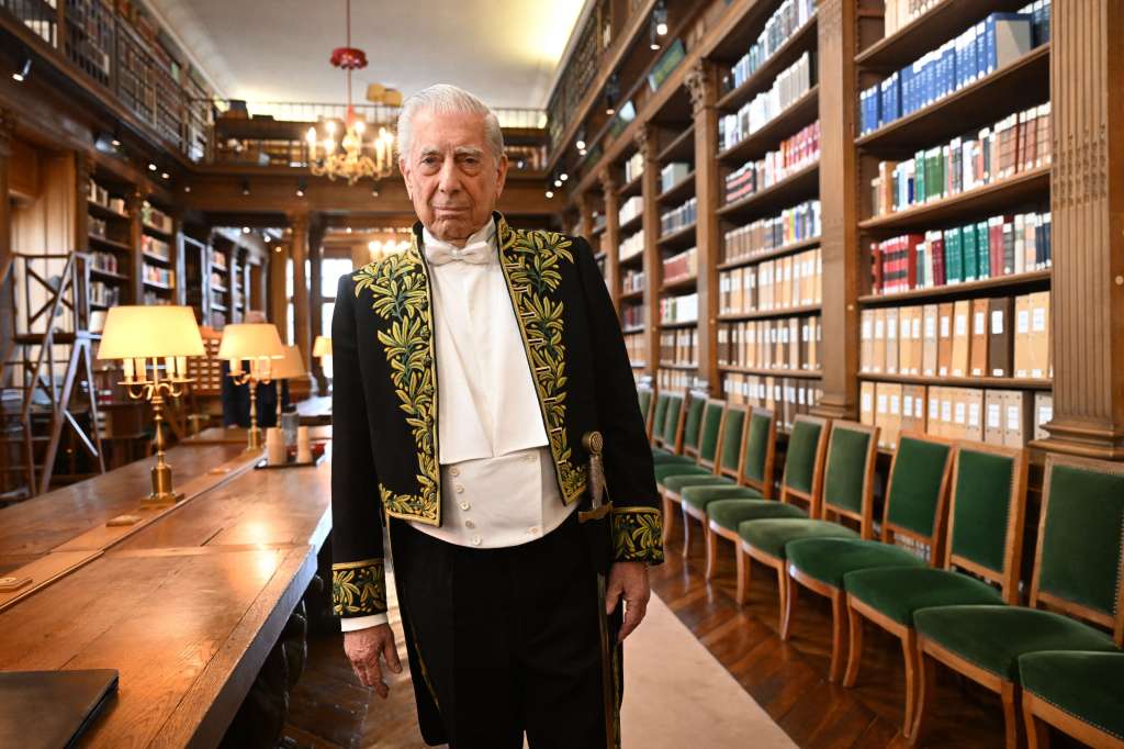 El escritor peruano y premio Nobel de Literatura Mario Vargas Llosa posa para una fotografía durante la ceremonia de su ingreso en la Academia Francesa, en París, el 9 de febrero de 2023.