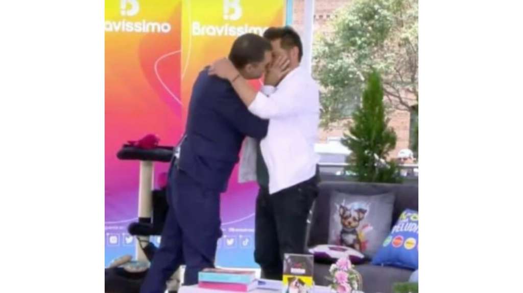 Captura de pantalla beso entre Marcelo Cezán y Rafa Taibo en Bravissimo.