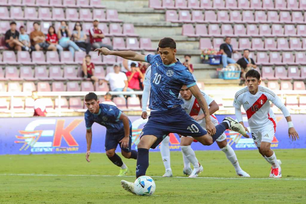 AMDEP1222. CABUDARE (VENEZUELA), 23/01/2025.- Luca Kmetde Paraguay marca un gol este jueves, en un partido del grupo A del Campeonato Sudamericano sub-20 entre las selecciones de Perú y Paraguay en el estadio Metropolitano de Lara en Cabudare (Venezuela). EFE/ Edison Suárez