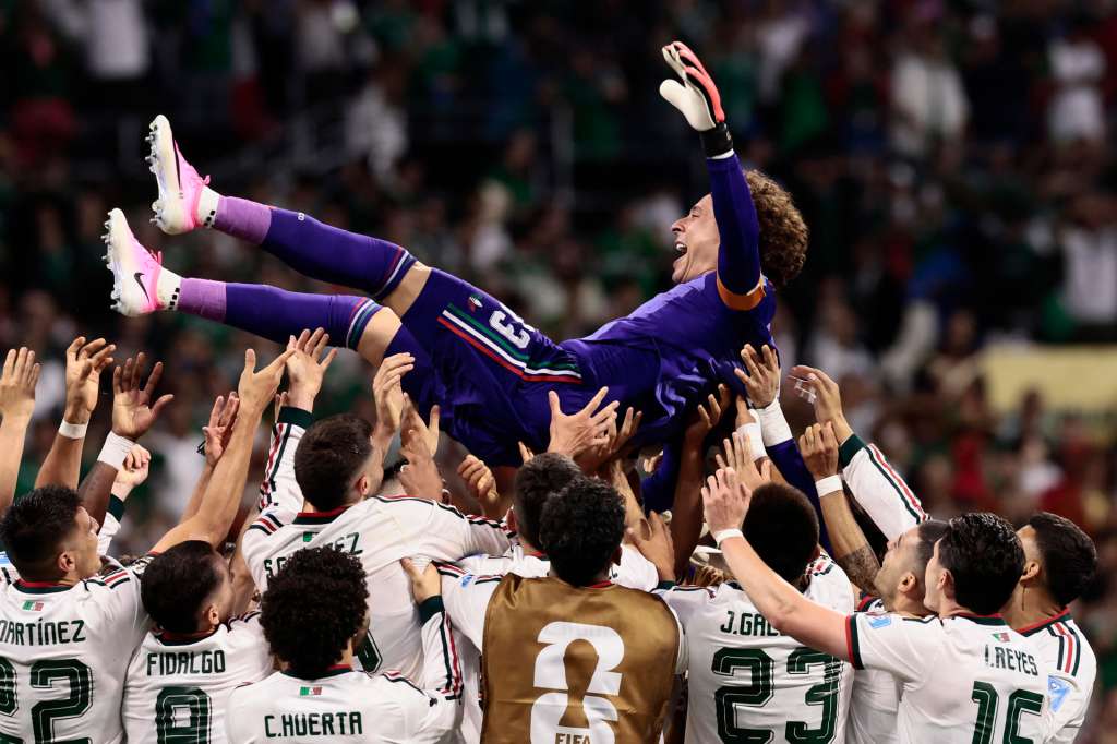 FOTODELDÍA GR4387. CIUDAD DE MÉXICO (MÉXICO), 24/06/2026.- Guillermo Ochoa (arriba) de México celebra un gol de Álvaro Fidalgo este miércoles, en un partido del grupo A del Mundial de la FIFA 2026 entre República Checa y México en el estadio Azteca en Ciudad de México (México). EFE/ José Méndez