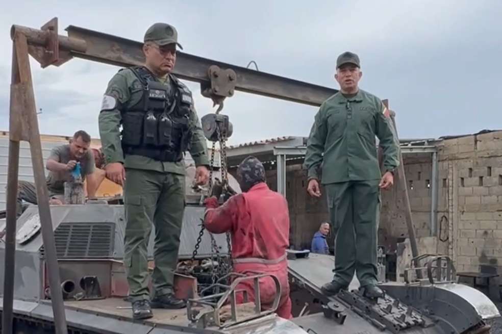 La cúpula militar chavista desempolva tanques oxidados a contrarreloj