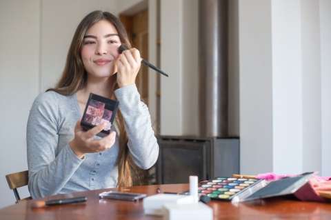 Truco para dejar de manchar la ropa blanca con maquillaje