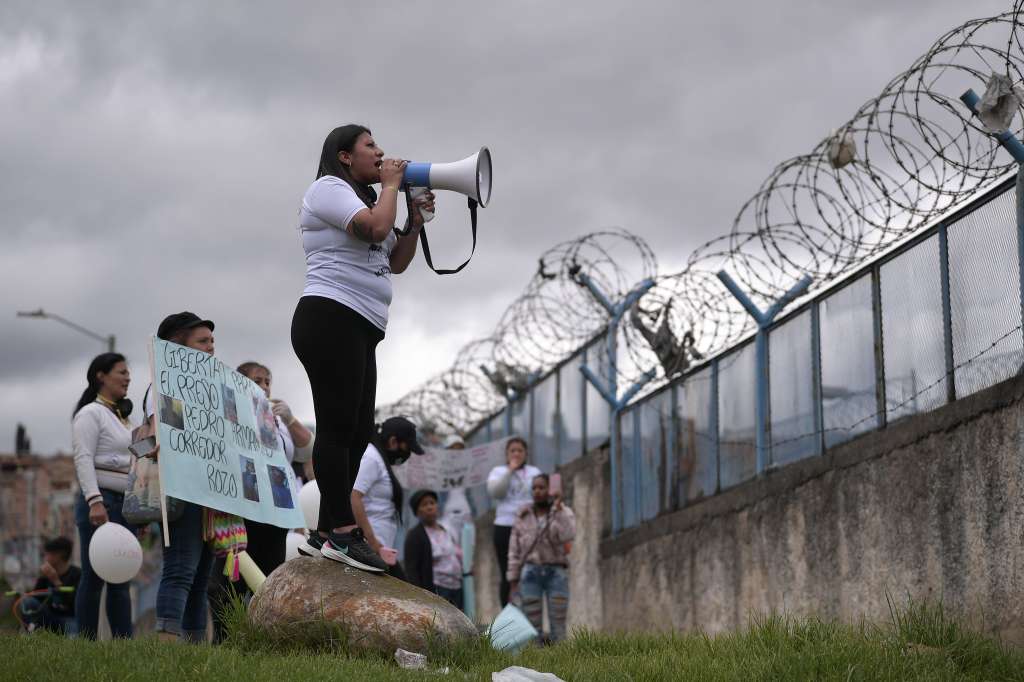Familiares de algunos presos protestan al frente de la cárcel La Picota, en Bogotá, exigen al gobierno del presidente Iván Duque tomar medidas urgentes para evitar un contagio masivo de Covid-19.
