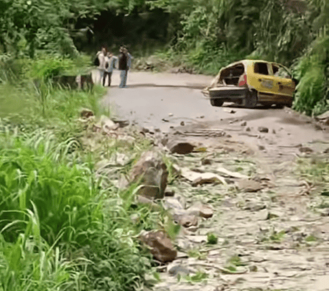 Taxista murió aplastado por roca gigante que cayó sobre su carro en Salgar