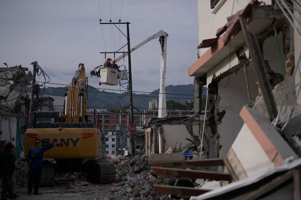 Rescatistas profesionales, acompañados por voluntarios y fuerza pública, retiran escombros y buscan sobrevivientes el 12 de agosto, tercer día del terremoto de 7.4 que azoto varias regiones de Colombia.