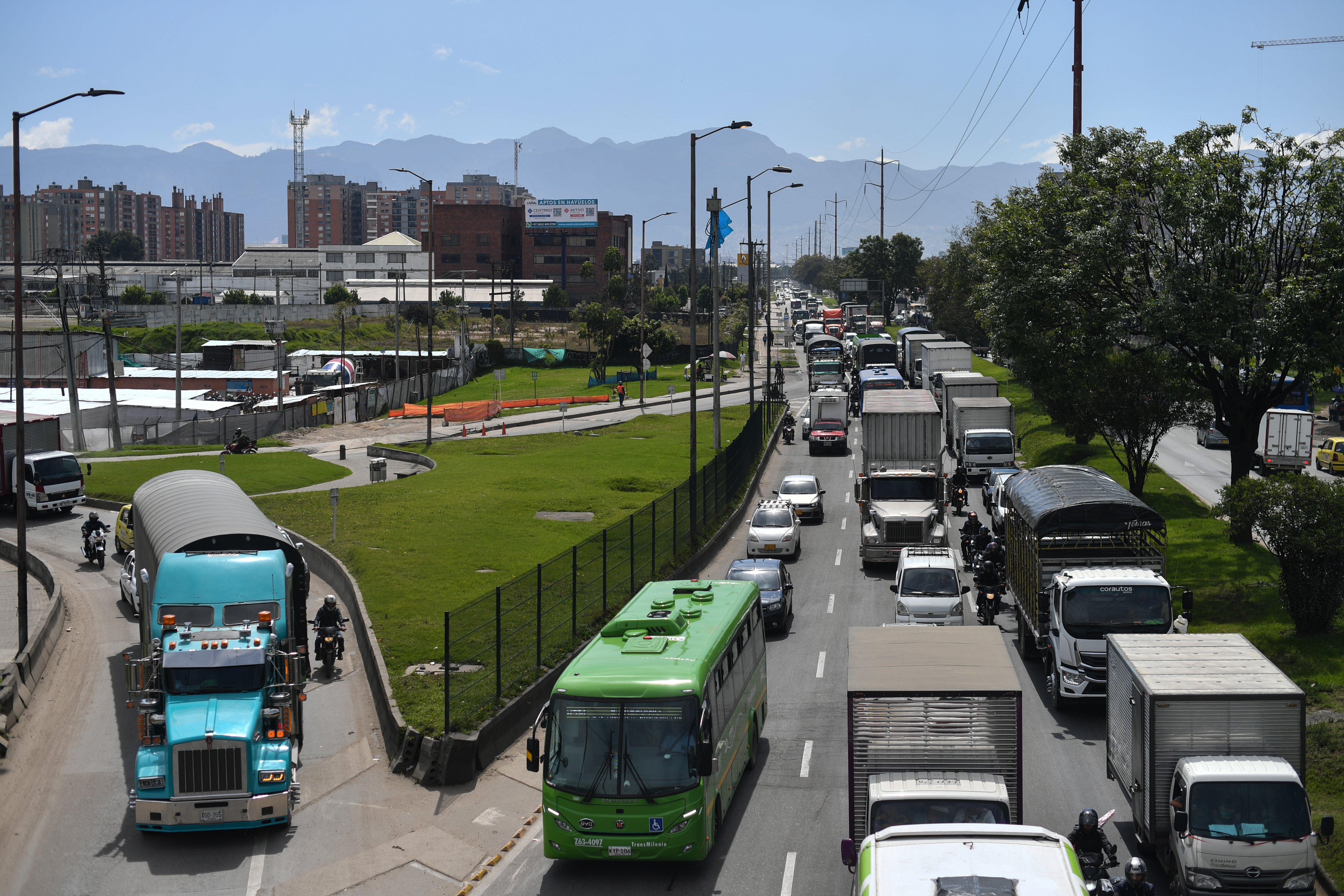 Aspectos de la movilidad en la calle 13 con Avenida Cali durante el día sin carro y un día antes de la imposición de la medida