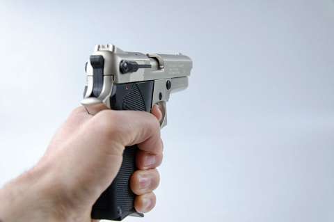 Hombre intenta robar un carro sin saber que estaba ocupado por dos policías
