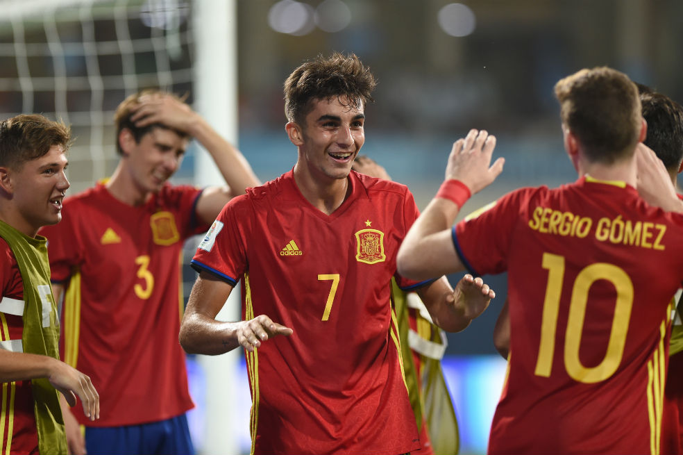Ferran Torres celebra el tercer gol de España en las semifinales frente a Mali.  / AFP