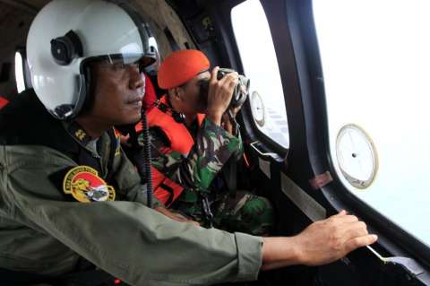 Rescatistas del avión AirAsia, cada vez más cerca del lugar donde cayó la aeronave
