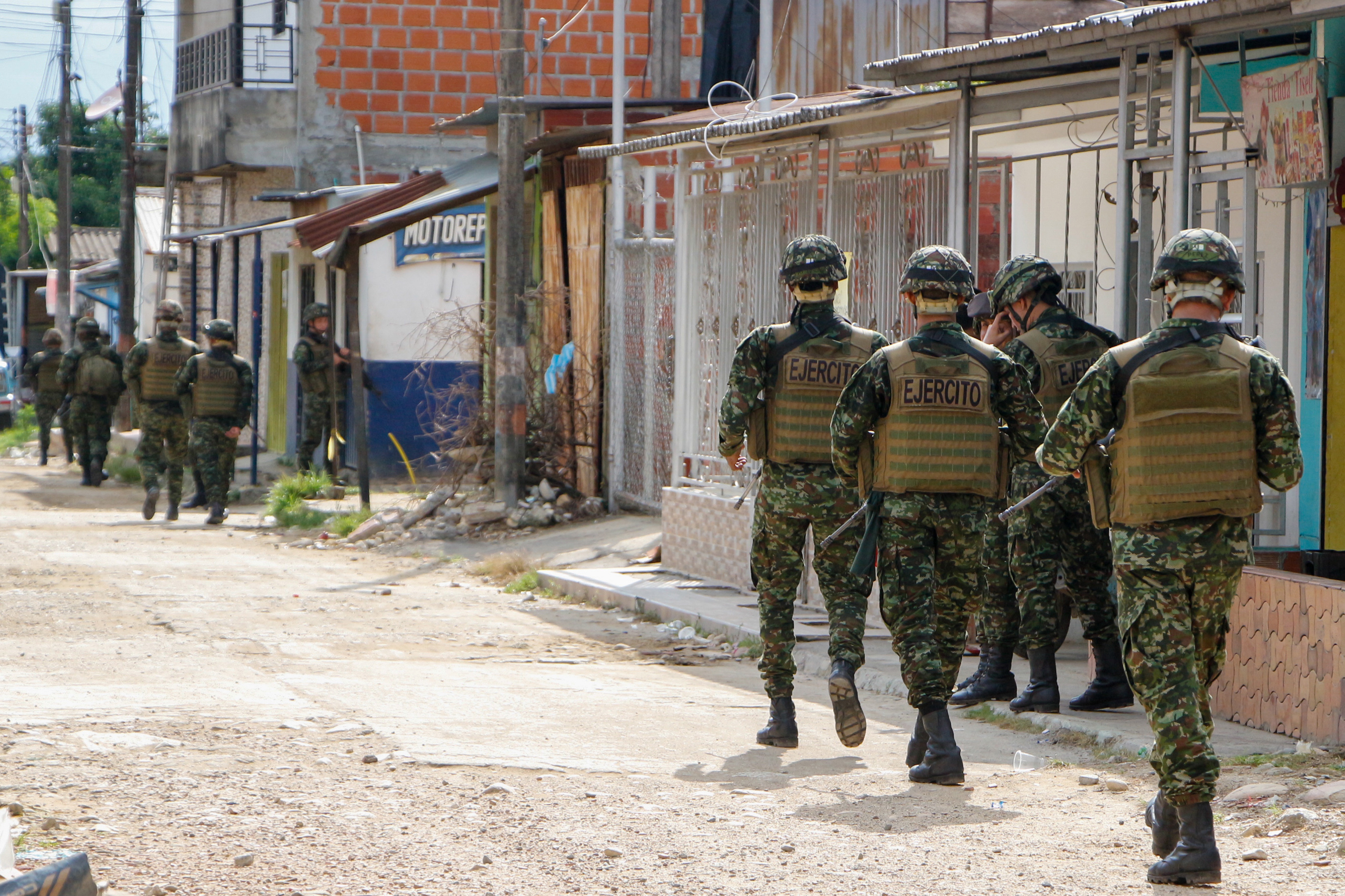 AME5305. TIBÚ (COLOMBIA), 07/10/2023.- Soldados del Ejercito colombiano hacen presencia en la previa de una jornada de diálogos de paz entre el Gobierno y el Estado Mayor Central (EMC), principal disidencia de las FARC, hoy, en Tibú (Colombia). El Gobierno colombiano y el Estado Mayor Central (EMC), principal disidencia de las ya disueltas FARC, darán este domingo oficialmente el primer paso para avanzar en el camino de la paz con la instalación de la mesa de diálogo y se espera que comience un incierto cese de al fuego que llegan en medio de ataques por las dos partes y un ambiente de disputa.EFE/ Mario Caicedo