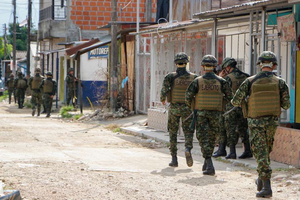 AME5305. TIBÚ (COLOMBIA), 07/10/2023.- Soldados del Ejercito colombiano hacen presencia en la previa de una jornada de diálogos de paz entre el Gobierno y el Estado Mayor Central (EMC), principal disidencia de las FARC, hoy, en Tibú (Colombia). El Gobierno colombiano y el Estado Mayor Central (EMC), principal disidencia de las ya disueltas FARC, darán este domingo oficialmente el primer paso para avanzar en el camino de la paz con la instalación de la mesa de diálogo y se espera que comience un incierto cese de al fuego que llegan en medio de ataques por las dos partes y un ambiente de disputa.EFE/ Mario Caicedo