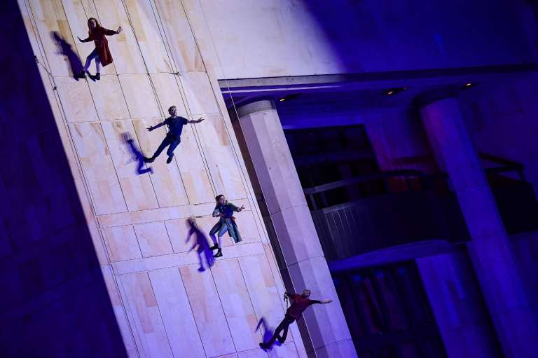 Bogotá, 10 millones de estrellas: constelaciones, es el show central de esta Navidad que estará en la Plaza de Bolívar del 15 al 23 de diciembre. Tendrá dos funciones diarias de 30 minutos: una a las 7:00 p.m., y la otra a las 8:30 p.m.