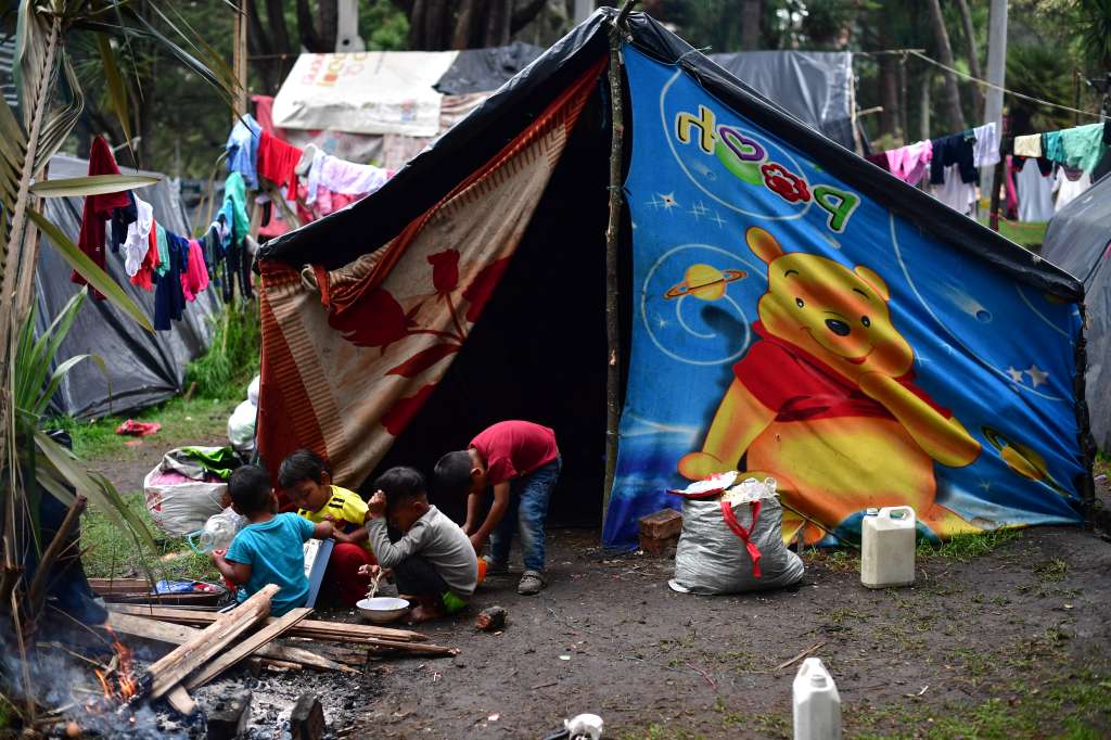 Indígenas asentados con cambuches de plásticos en el Parque Nacional, al que llegaron el 29 de septiembre en  su mayoría son niños, mujeres embarazadas y lactantes.