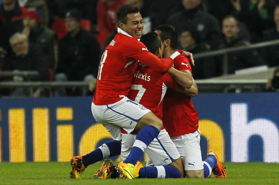 Los chilenos celebran el histórico triunfo en Wembley. / AFP