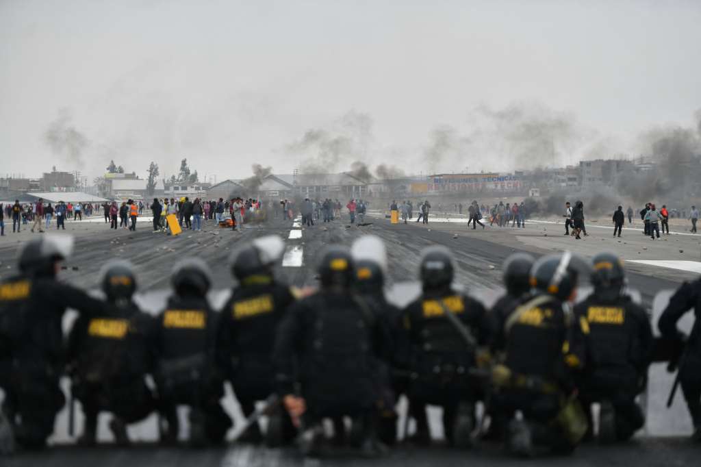 Los manifestantes usaron llantas, madera y piedras en llamas el lunes para bloquear la pista del aeropuerto de Arequipa, la segunda ciudad más grande de Perú, para protestar contra el derrocamiento del expresidente Pedro Castillo.