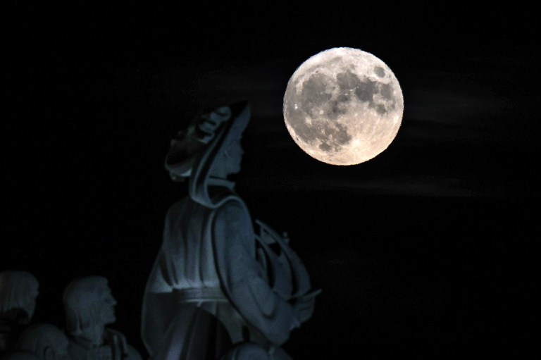 Lisbon (Portugal), 30/08/2023.- A Super Moon rises behind the Portuguese monument 'Padrao do Descobrimentos' (lit. Monument of the Discoveries) in Lisbon, Portugal, 30 August 2023. (Lisboa) EFE/EPA/MIGUEL A. LOPES