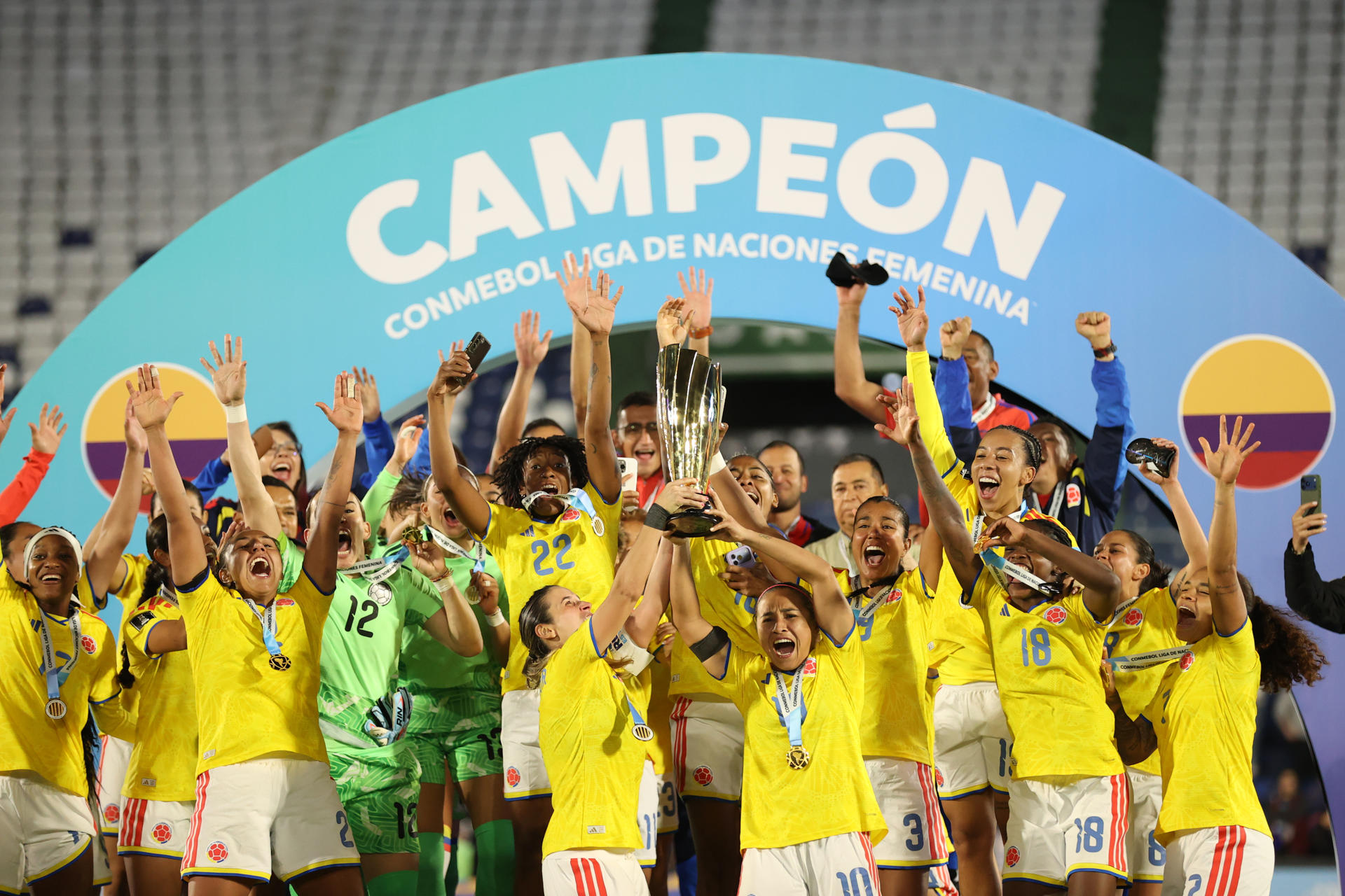 AMDEP6636. ASUNCIÓN (PARAGUAY), 09/06/2026.- Jugadoras de Colombia celebran con el trofeo al quedar campeonas de la Liga de Naciones contra Paraguay este martes, en el estadio Defensores del Chaco en Asunción (Paraguay). EFE/ Juan Pablo Pino
