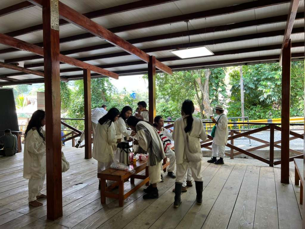 Koguis y campesinos en el Tayrona