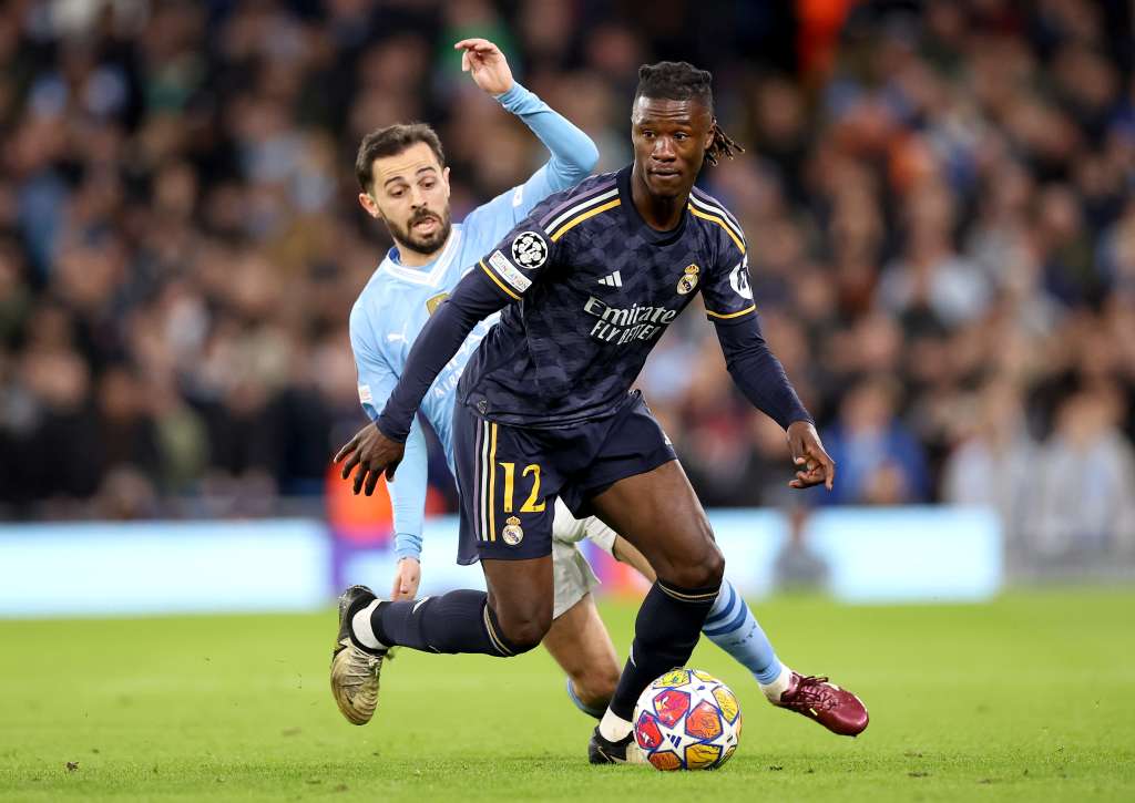 Manchester (United Kingdom), 17/04/2024.- Bernardo Silva (L) of Manchester City in action against Eduardo Camavinga of Real Madrid during the UEFA Champions League quarter final, 2nd leg match between Manchester City and Real Madrid in Manchester, Britain, 17 April 2024. (Liga de Campeones, Reino Unido) EFE/EPA/ADAM VAUGHAN