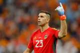Dibu Martínez luce nuevo y excéntrico look para el partido contra Uruguay