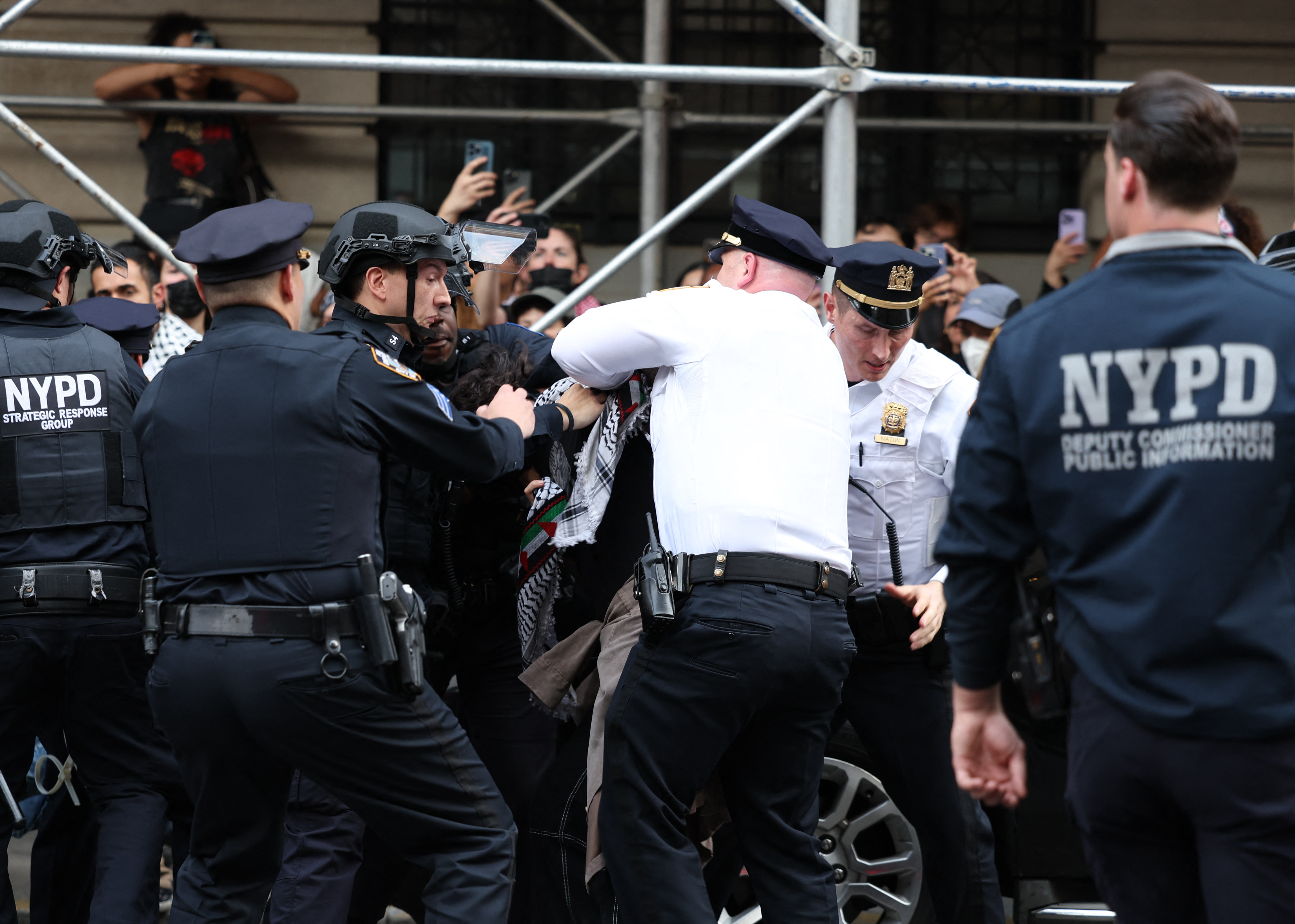 La policía arrestó a un manifestante propalestino cerca de la Met Gala en el Museo Metropolitano de Arte el 6 de mayo de 2024 en Nueva York