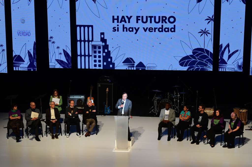 Presidente electo de Colombia durante la entrega del informe final de la comisión de la verdad