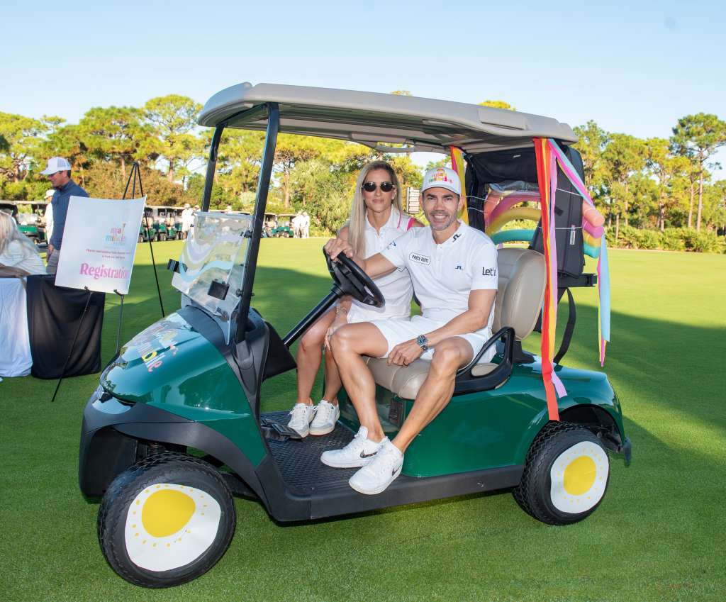 Camilo Villegas junto a su esposa María Ochoa. Son el vicepresidente y la presidente de Mia's Miracles.