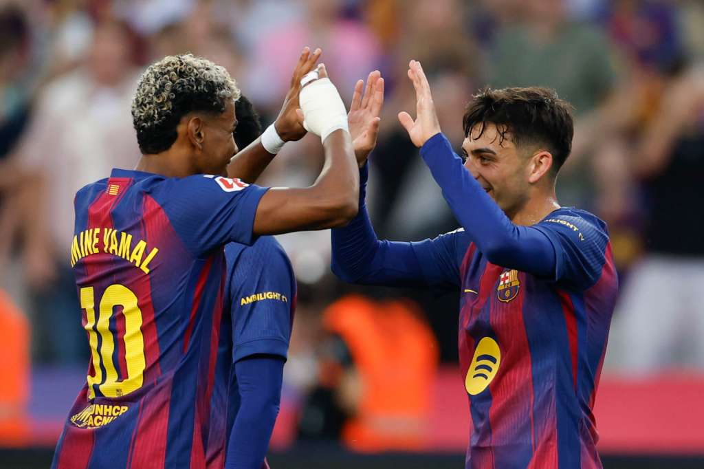 BARCELONA, 18/10/2025.- El centrocampista del FC Barcelona Pedri (d) celebra tras anotar el primer gol del equipo durante el partido de la jornada 9 de LaLiga EA Sports, entre el FC Barcelona y el Girona FC, en el estadio Olímpico de Montjuic, en Barcelona. EFE/ Alberto Estevez