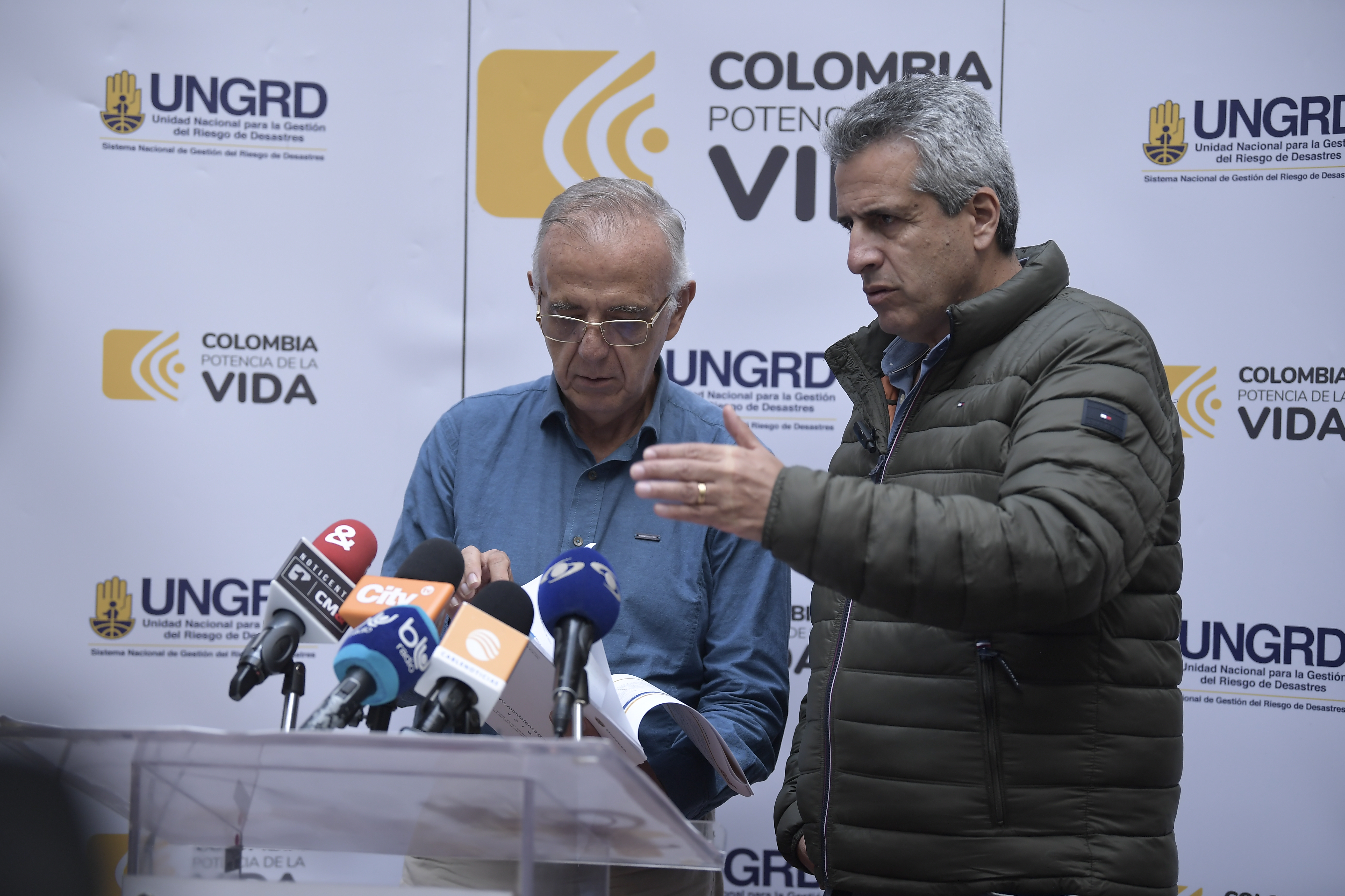 Ministro de Defensa y Luis Fernando Velasco, ministro del Interior, en rueda de prensa, dando a conocer el avance en la atención de emergencias causadas por el fenómeno de El Niño (izq-der).