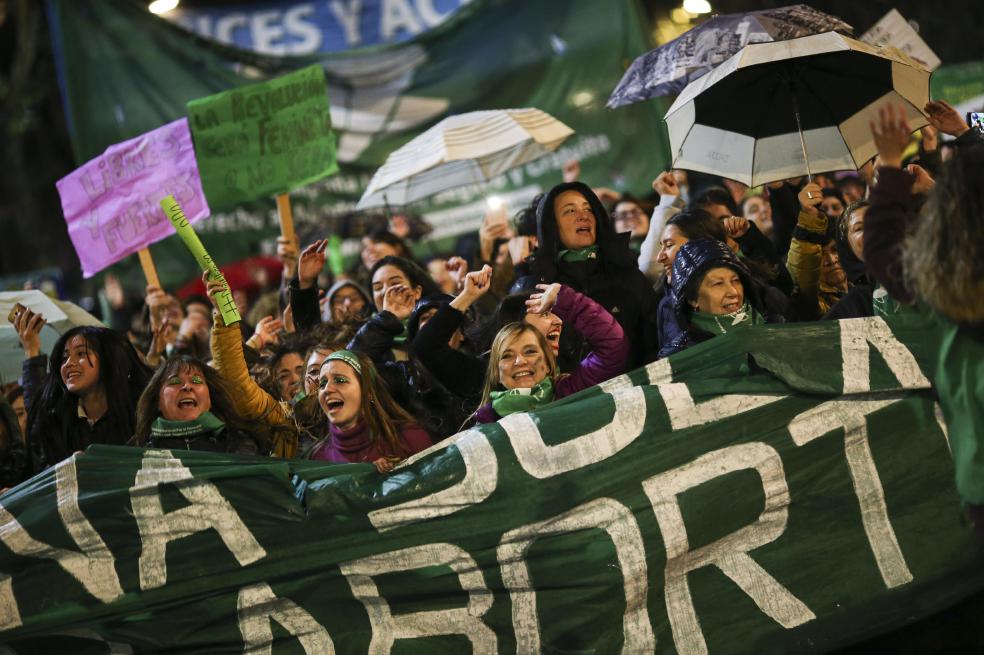 Marchas en Buenos Aires esta semana por el debate en el Congreso del proyecto para despenalizar el aborto. / EFE