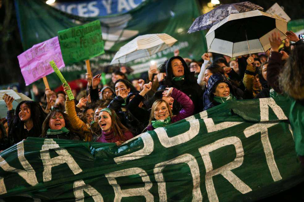Personas manifestándose el 4 de junio de 2018, en los alrededores del Congreso argentino en Buenos Aires (Argentina), solicitando medidas a favor del aborto.