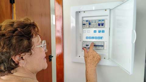 ¿Es malo bajar los tacos de la luz para ahorrar energía?