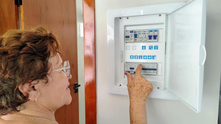 ¿Es malo bajar los tacos de la luz para ahorrar energía?