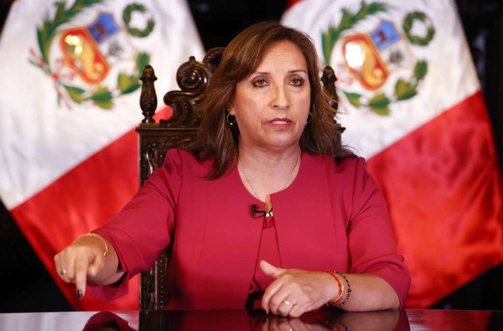AME109. LIMA (PERÚ), 29/01/2023.- Fotografía cedida por la Presidencia del Perú que muestra a la mandatario Dina Boluarte durante un mensaje televisado a la nación, hoy, en Lima (Perú). La presidenta de Perú, Dina Boluarte, anunció este domingo que, si el Congreso no aprueba este lunes un adelanto de elecciones generales en el país para este año, su Gobierno enviará de inmediato dos proyectos para que esos comicios se celebren de todas maneras este 2023 y, además, se proceda a la reforma total de la actual Constitución peruana. "Depende única y exclusivamente del Congreso la responsabilidad de aprobar el adelanto de elecciones este año", enfatizó Boluarte en un mensaje televisado. EFE/ Presidencia Del Perú SÓLO USO EDITORIAL/SÓLO DISPONIBLE PARA ILUSTRAR LA NOTICIA QUE ACOMPAÑA (CRÉDITO OBLIGATORIO)