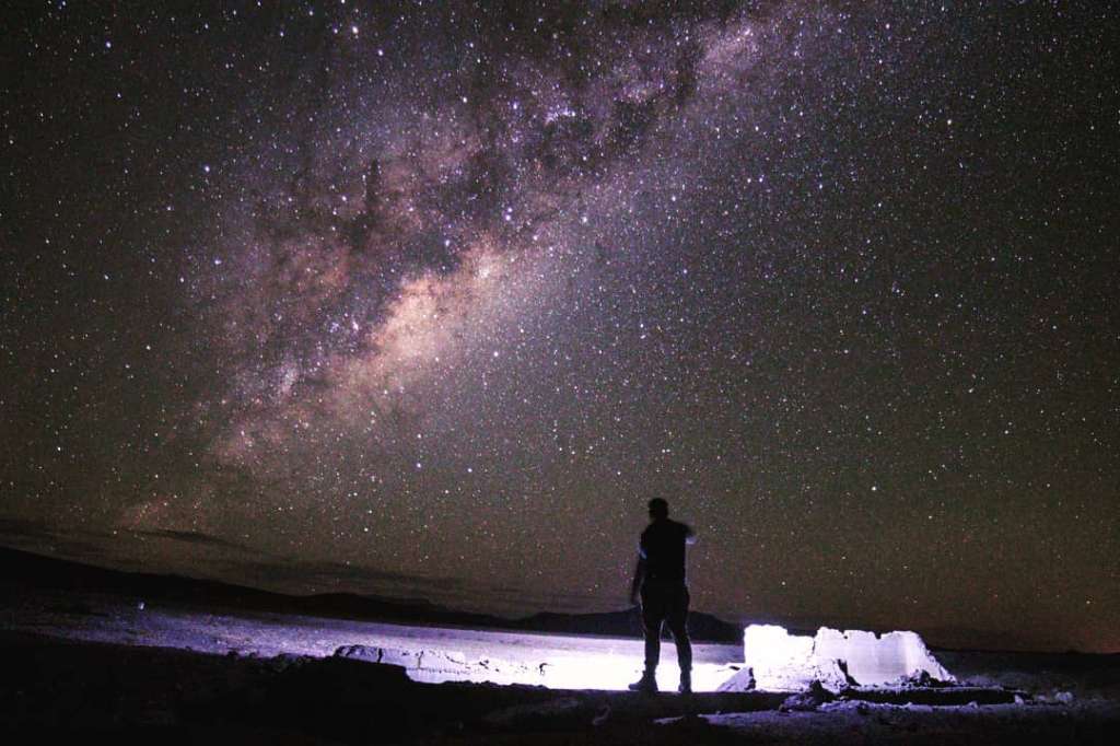 Fotografía de la observación de estrellas en el desierto de Atacama, en Chile, el único lugar de Sudamérica dentro del listado de los mejores para hacer turismo nocturno.