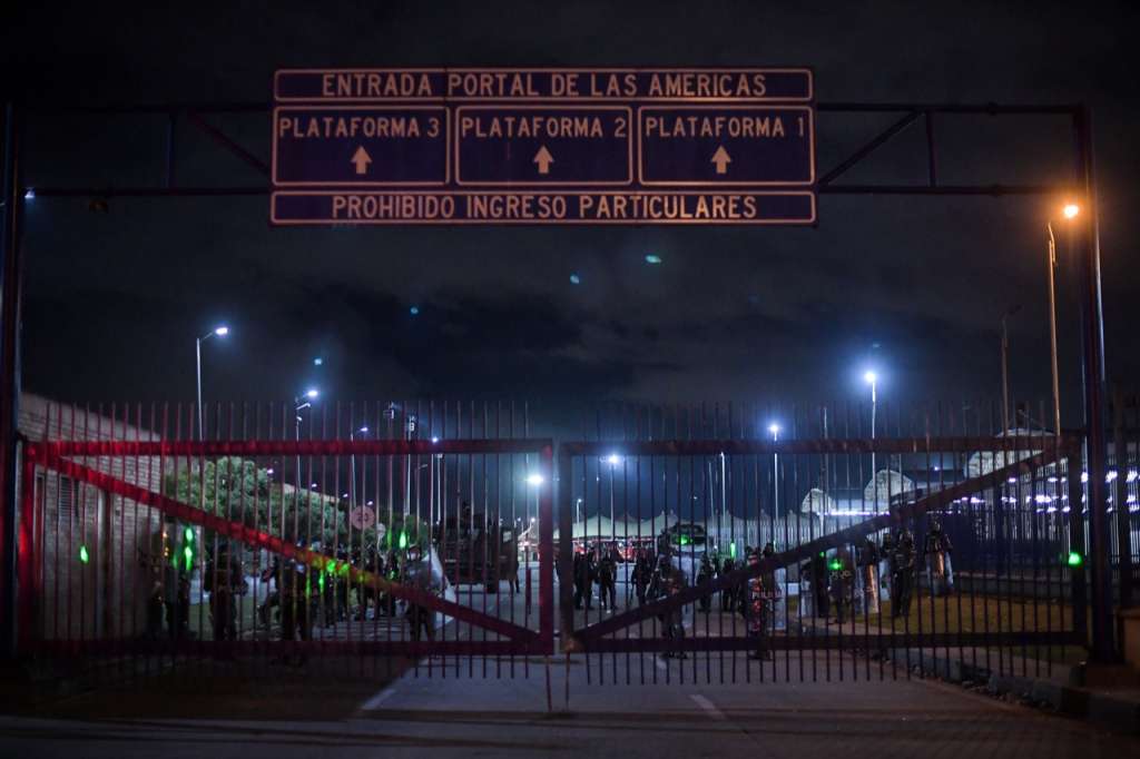 Varios policías dentro del Portal de las Américas