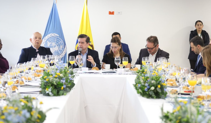 El ministro del Interior, Juan Fernando Cristo, durante la presentación del plan de choque de la implementación del Acuerdo de Paz. Lo acompañan, el consejero comisionado, Otty Patiño; la  coordinadora Residente en representación del sistema de las Naciones Unidas, Mireia Villar; y el jefe de la Misión de Verificación de la ONU y Representante Especial del Secretario General de la ONU, Carlos Ruiz Massieu,