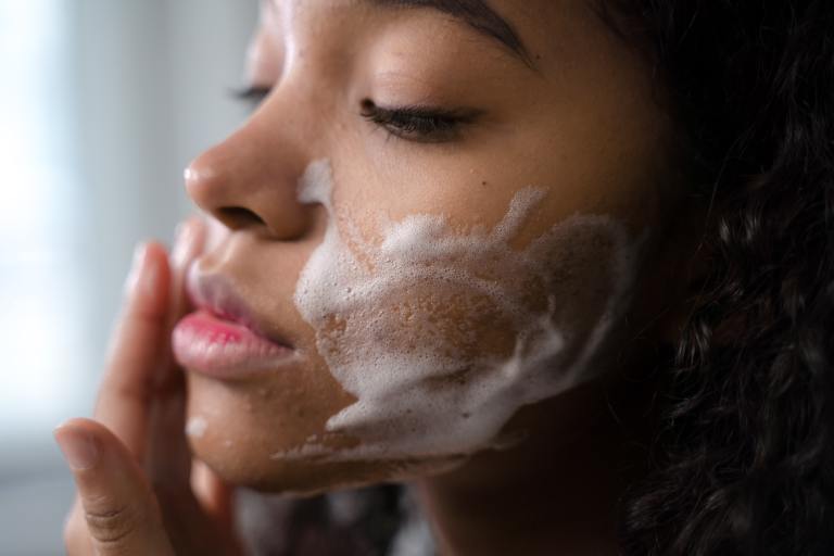 ¿Qué va primero el exfoliante o el jabón corporal? Hay errores comunes