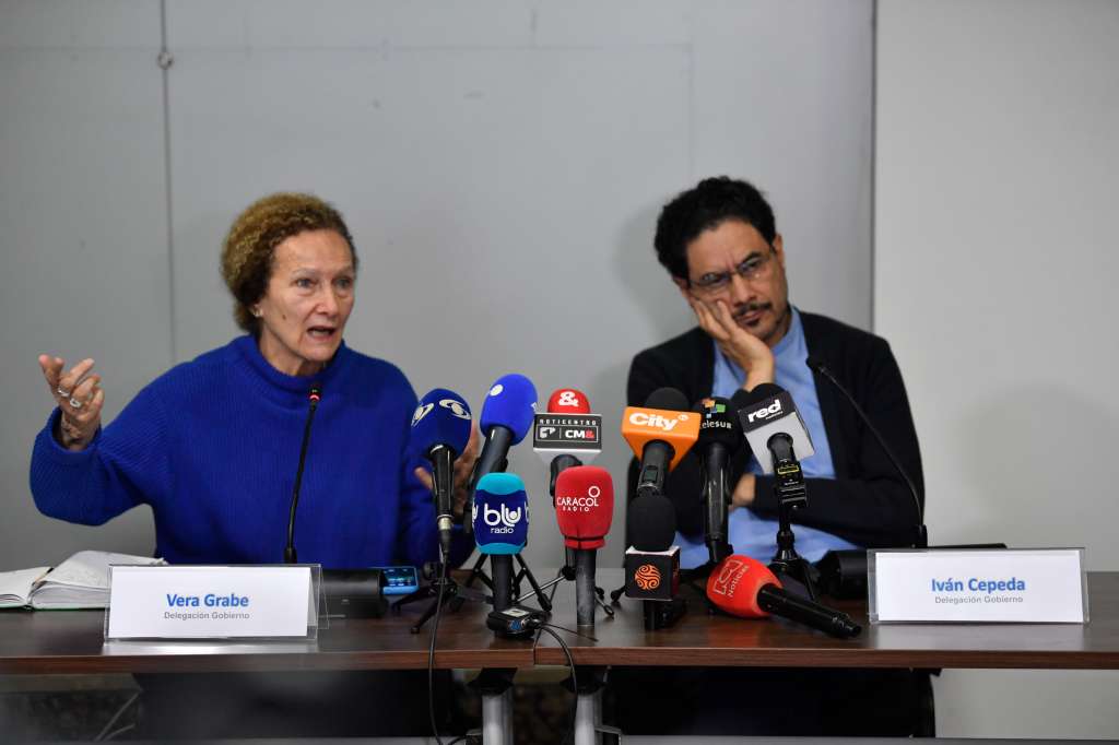 Delegada de gobierno para los Diálogos de paz con el ELN y el Gobierno durante rueda de prensa en compañía del senador Iván Cepeda