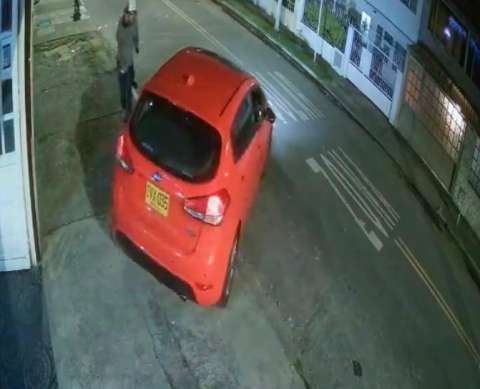 Video: A una familia le robaron el carro al frente de su casa en Bogotá