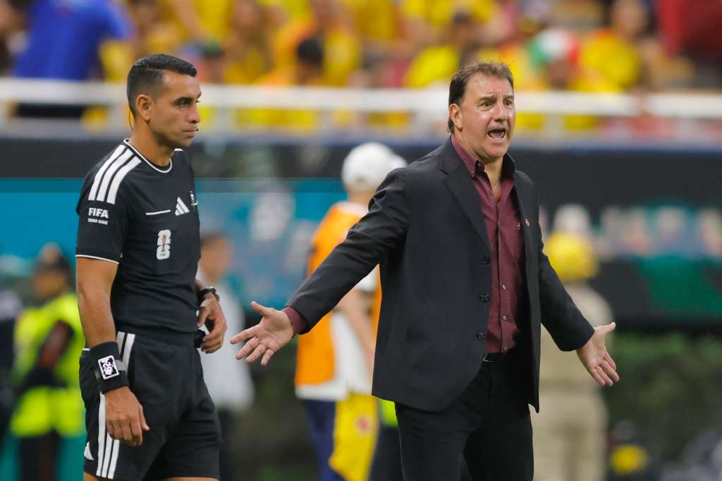 GR3172. GUADALAJARA (MÉXICO), 23/06/2026.- El seleccionador de Colombia, Nestor Lorenzo da indicaciones este martes, en un partido del grupo K del Mundial de la FIFA 2026 entre Colombia y RD Congo, en el estadio Akron en Guadalajara (México). EFE/ Francisco Guasco