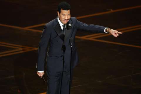 En video: Lionel Richie se descompensó en pleno show antes de ser retirado en ambulancia
