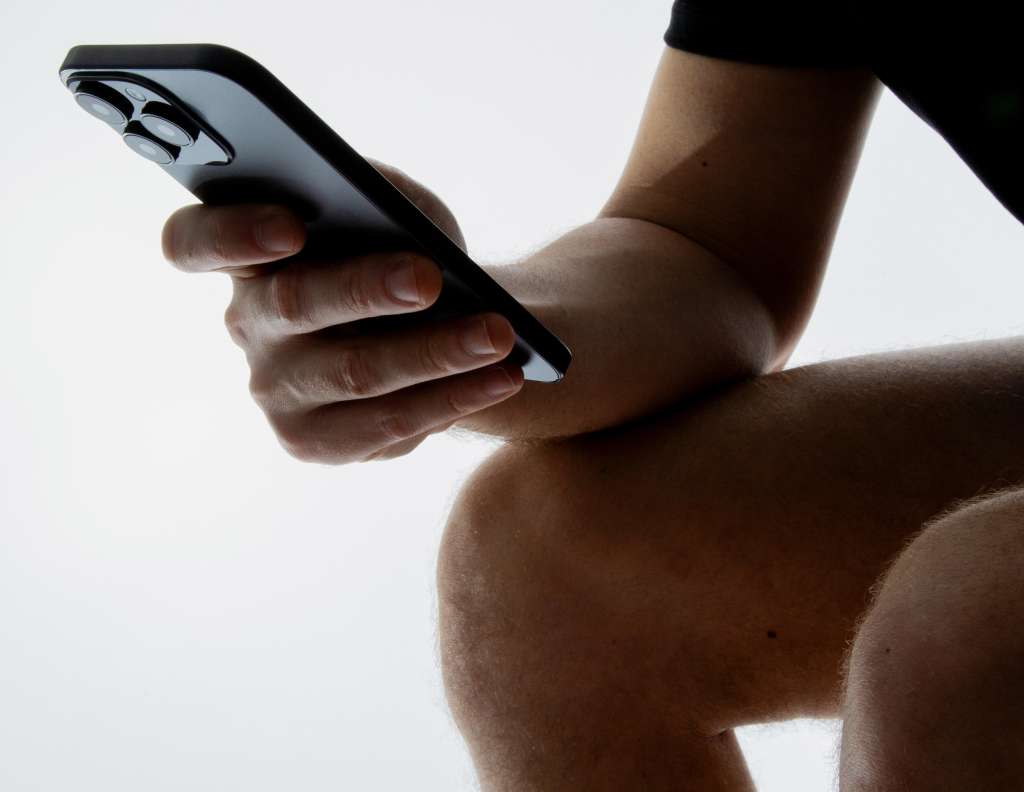 Además de las bacterias, usar el celular en el baño puede no ser tan buena idea para su salud.