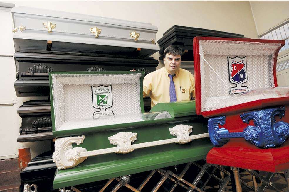 William Betancur, gerente de la Funeraria Betancur, que cumplió un siglo de existencia y ahora tiene atención especializada para los hinchas del fútbol. / Luis Benavides
