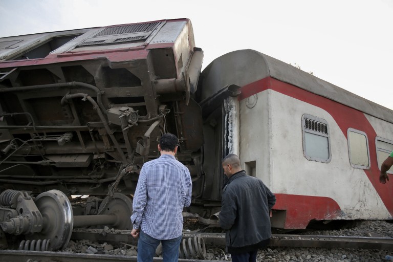 Al menos 11 personas murieron y casi un centenar resultaron heridas este domingo en un accidente ferroviario en una localidad al norte de El Cairo, indicó el gobierno egipcio.
