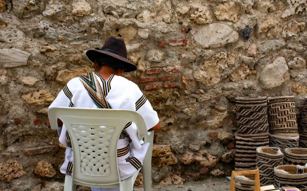 Una de las experiencias más llamativas es el taller de mochilas con la comunidad Arhuaca.